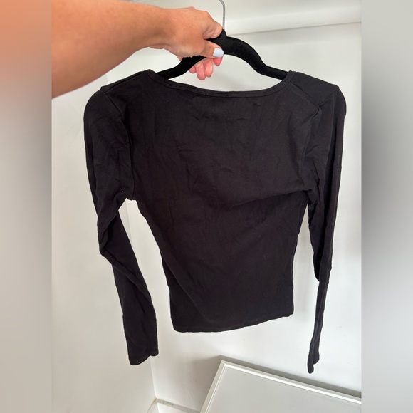 EUC Aritzia TNA Homestrech Ribbed V-neck Long sleeve top - Picture 3 of 3